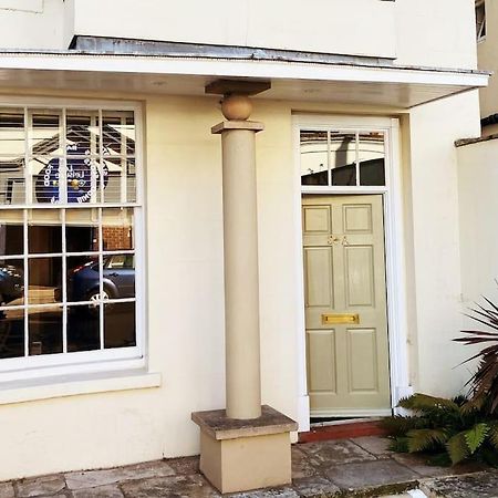 The Bolthole - Only Footsteps From The Beach. Weymouth Exterior photo