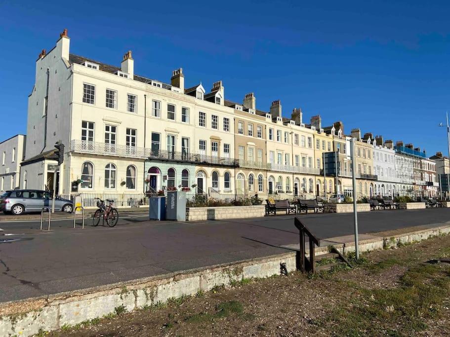 The Bolthole - Only Footsteps From The Beach. Weymouth Exterior photo